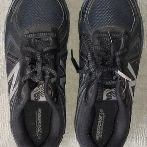 New Balance Men’s 410v5 Black All Terrain Running Shoes Size 8.5 (4E) Brand New